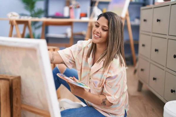 若いヒスパニック系女性アーティスト笑顔自信を持って絵でアートスタジオ — ストック写真