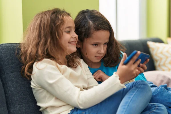 Two Kids Watching Video Smartphone Sitting Sofa Home — Stok fotoğraf