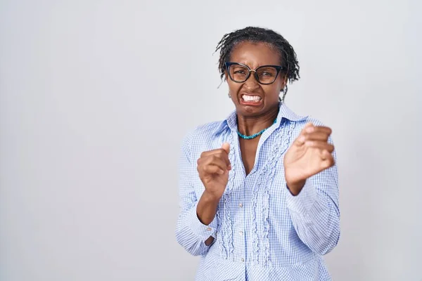 Mulher Africana Com Dreadlocks Sobre Fundo Branco Usando Óculos Expressão — Fotografia de Stock