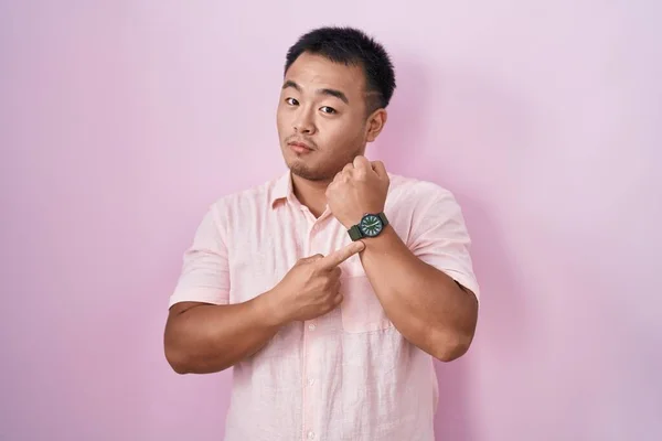 Chinese Young Man Standing Pink Background Hurry Pointing Watch Time — Stok fotoğraf