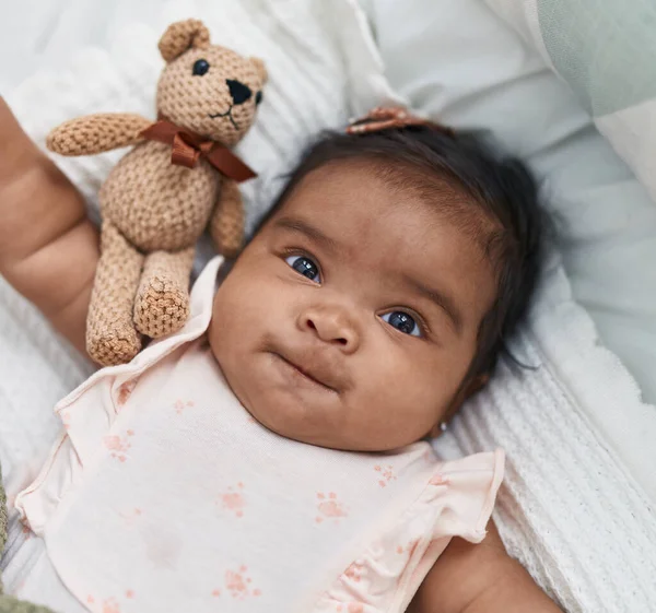 非洲裔美国婴儿躺在床上 在卧室里的表情轻松 — 图库照片