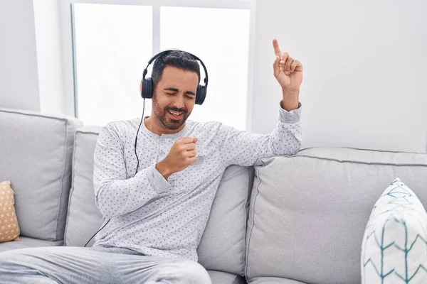 Mladý Hispánec Poslouchající Hudbu Zpívající Syn Doma — Stock fotografie