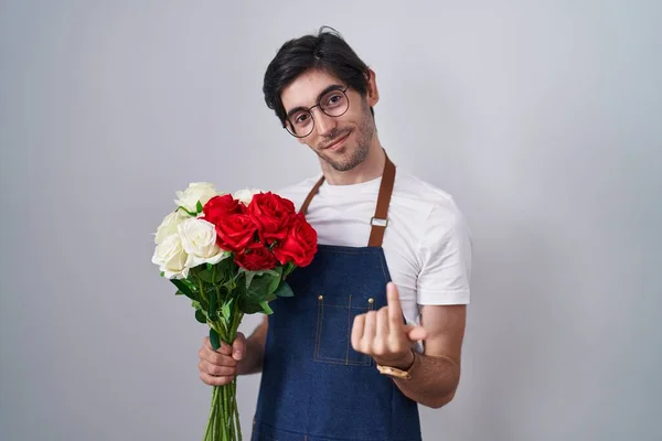 Young Hispanic Man Holding Bouquet White Red Roses Beckoning Come — Fotografia de Stock