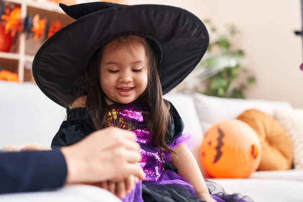 Adorabile Bambino Ispanico Sorridente Fiducioso Avendo Festa Halloween Casa — Foto Stock