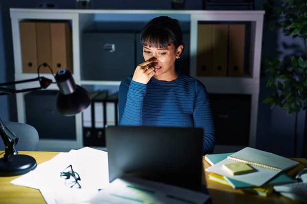 Young Beautiful Woman Working Office Night Smelling Something Stinky Disgusting — ストック写真