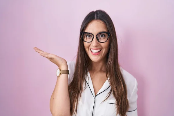 Young Brunette Woman Wearing Glasses Standing Pink Background Smiling Cheerful — Fotografia de Stock