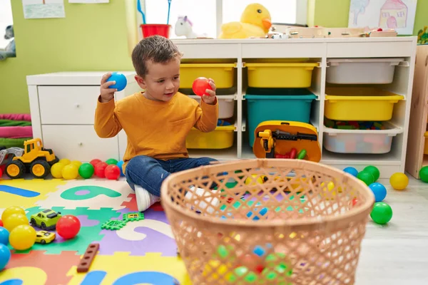Liebenswerter Kaukasier Der Kindergarten Selbstbewusst Mit Bällen Spielt — Stockfoto