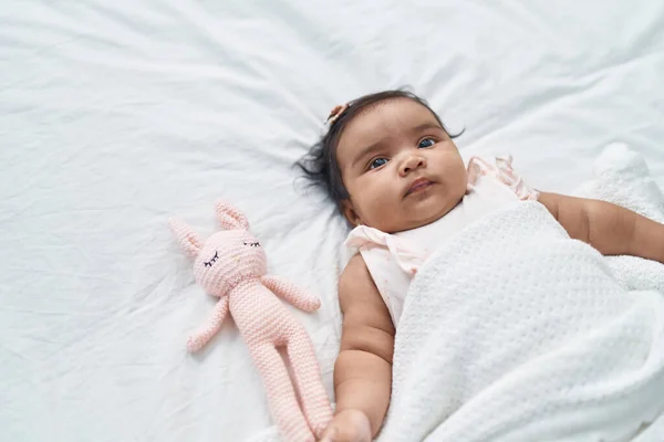 非洲裔美国婴儿躺在床上 卧室里铺着毛毯 — 图库照片