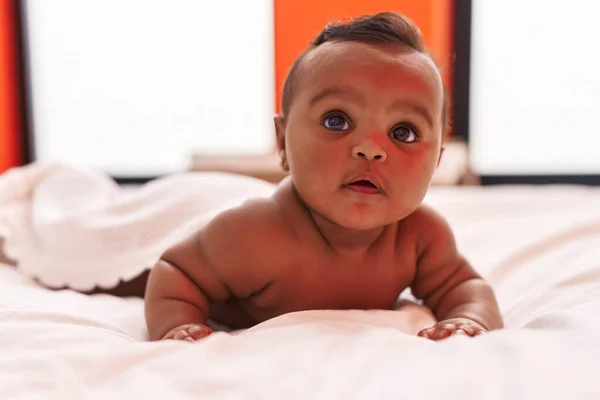 Afrikanisches Baby Liegt Auf Bett Schlafzimmer — Stockfoto