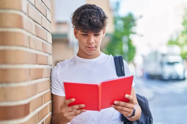 Junge Hispanische Teenager Studentin Mit Rucksack Liest Buch Auf Der — Stockfoto