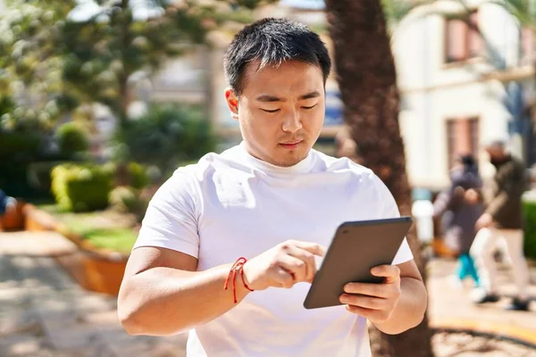Young Chinese Man Using Touchpad Park — Stockfoto