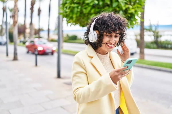 Young Middle East Woman Excutive Smiling Confident Listening Music Street — Stockfoto