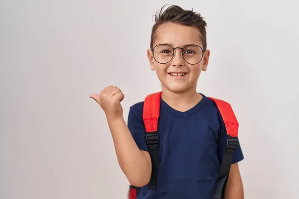 Menino Hispânico Vestindo Óculos Mochila Estudantil Apontando Polegar Para Lado — Fotografia de Stock