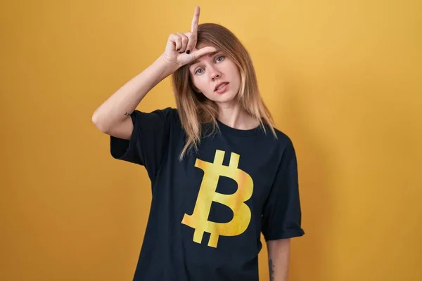 Sarışın Beyaz Kadın Bitcoin Tişört Giyiyor Alnında Parmakları Olan Insanlarla — Stok fotoğraf