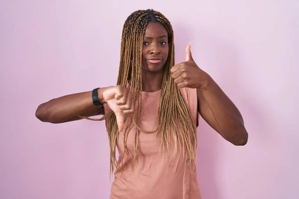 Afrikai Amerikai Fonott Hajjal Rózsaszín Háttér Felett Áll Hüvelykujjával Fel — Stock Fotó
