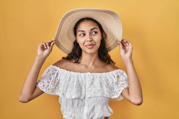 Young Brazilian Woman Wearing Summer Hat Yellow Background Smiling Looking — Foto Stock