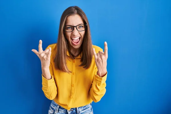 Young Woman Wearing Glasses Standing Blue Background Shouting Crazy Expression —  Fotos de Stock