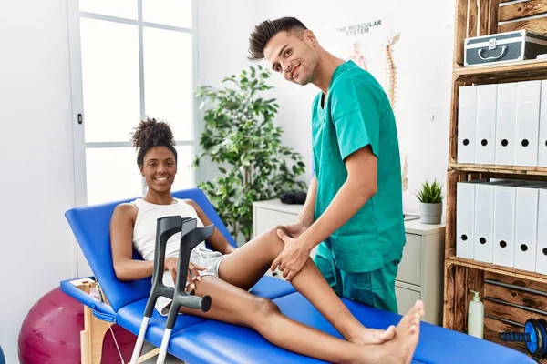 Uomo Donna Uniforme Fisioterapista Con Sessione Riabilitazione Massaggiando Gamba Alla — Foto Stock