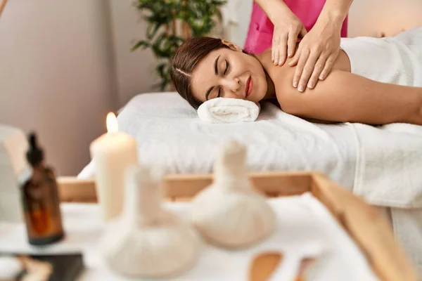 Jovem Bela Mulher Hispânica Deitada Mesa Tendo Massagem Nas Costas — Fotografia de Stock