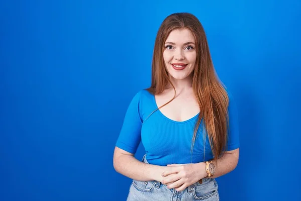 Redhead Woman Standing Blue Background Hands Together Crossed Fingers Smiling — 图库照片