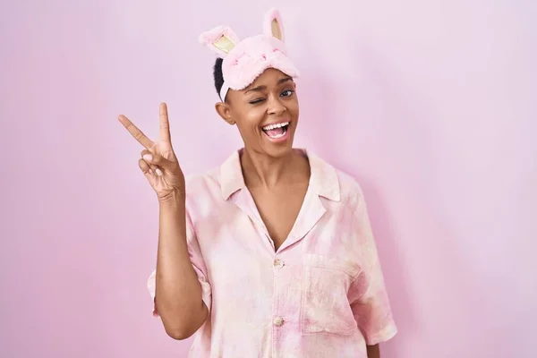 Африканская Американка Маске Сна Пижаме Улыбающаяся Счастливым Лицом Подмигивающая Камеру — стоковое фото
