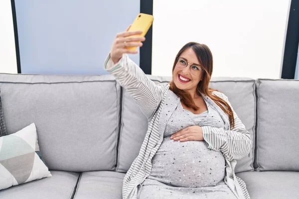 Mujer Embarazada Joven Hacer Selfie Por Teléfono Inteligente Sentado Sofá — Foto de Stock