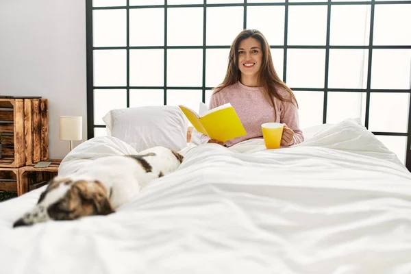 Mujer Joven Leyendo Libro Tomando Café Sentado Sofá Con Perro —  Fotos de Stock