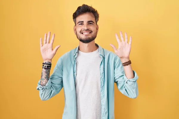 Young Hispanic Man Tattoos Standing Yellow Background Showing Pointing Fingers — Stock Photo, Image