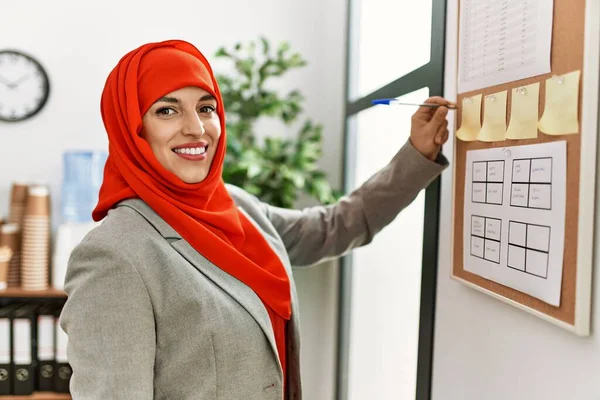 Young Woman Wearing Arabic Scarf Writing Corkboard Office — Stock Photo, Image
