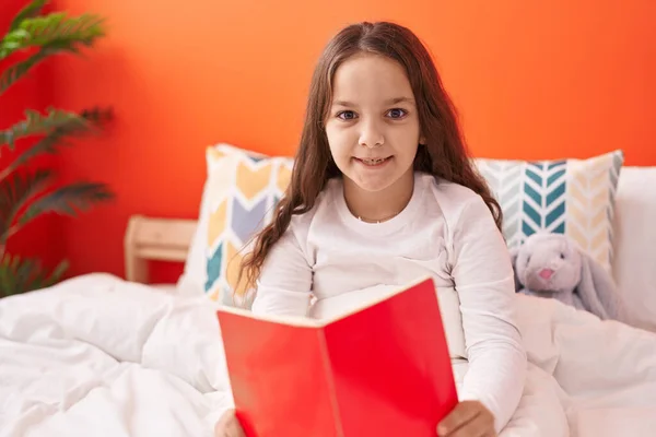 Imádnivaló Spanyol Lány Olvasás Könyv Ágyon Hálószobában — Stock Fotó