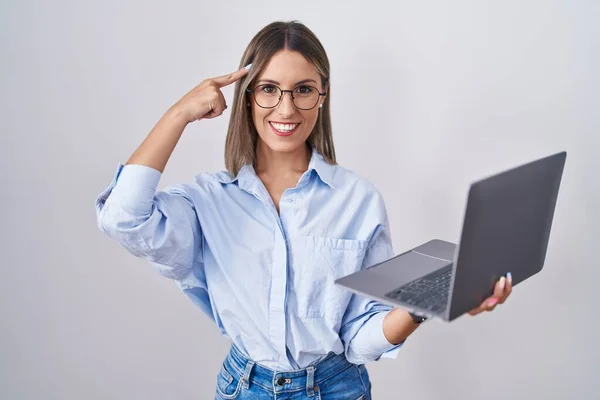 Young Woman Working Using Computer Laptop Smiling Pointing Head One — Stock Photo, Image