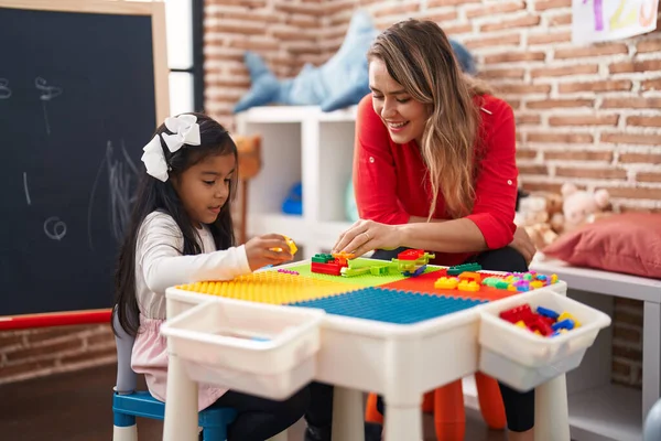 Teacher Toddler Playing Construction Blocks Sitting Table Kindergarten — Fotografia de Stock
