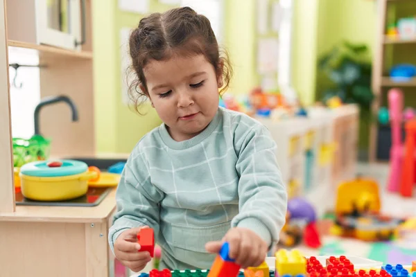 Adorável Criança Hispânica Brincando Com Blocos Construção Jardim Infância — Fotografia de Stock
