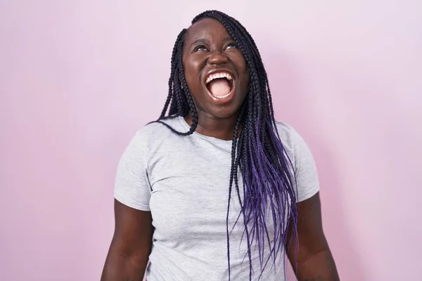 Fiatal Afrikai Áll Rózsaszín Háttér Dühös Őrült Sikoltozó Frusztrált Dühös — Stock Fotó