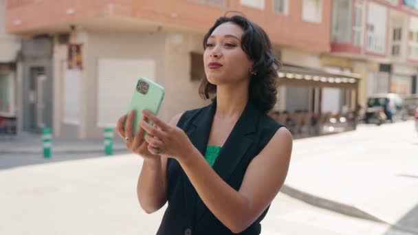 Jeune Belle Femme Hispanique Souriant Confiant Faire Selfie Par Smartphone — Video