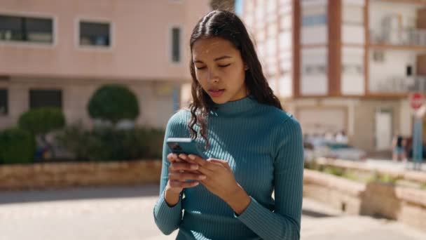 ストリートでスマートフォンを使う若いアフリカ系アメリカ人女性 — ストック動画