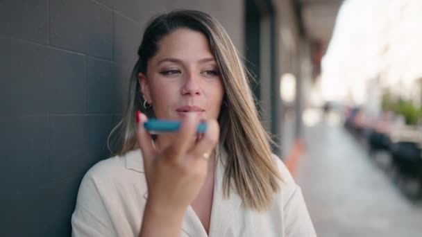 Mujer Hispana Joven Sonriendo Confiada Hablando Teléfono Inteligente Pie Por — Vídeos de Stock