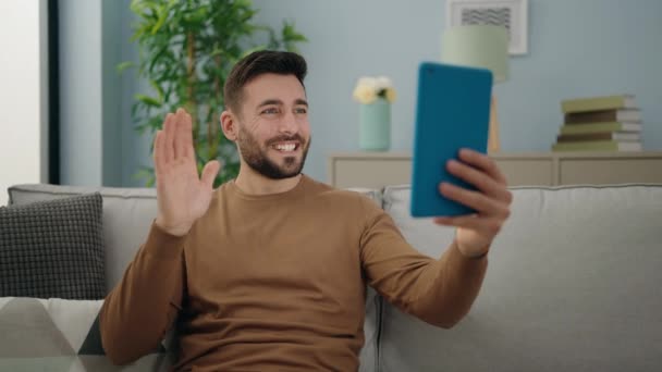 Jonge Spaanse Man Met Videogesprek Zittend Bank Thuis — Stockvideo