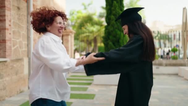 Duas Mulheres Mãe Filha Comemorando Formatura Dançando Universidade Campus — Vídeo de Stock