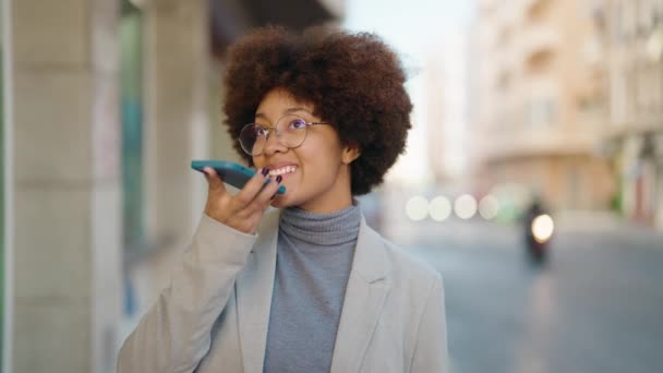 Afro Amerikalı Kadın Gülümsüyor Akıllı Telefondan Konuşuyor — Stok video