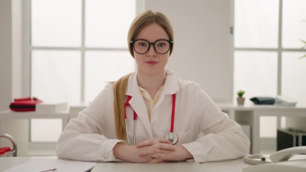 Junge Blonde Frau Arztuniform Spricht Klinik — Stockvideo