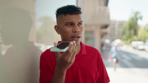 Genç Latin Adam Gülümsüyor Kendine Güveniyor Akıllı Telefondan Konuşuyor — Stok video