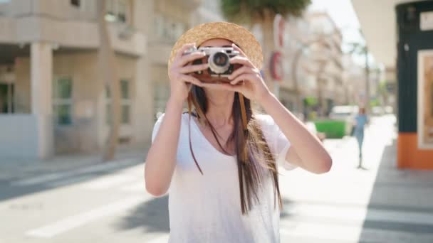 Młoda Latynoska Turystka Uśmiechnięta Pewnie Aparatem Fotograficznym Ulicy — Wideo stockowe