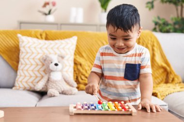 Sevimli İspanyol bebek evde ksilofon çalıyor.