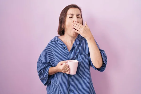 Középkorú Spanyol Iszik Egy Csésze Kávét Unatkozik Ásítás Fáradt Eltakarja — Stock Fotó