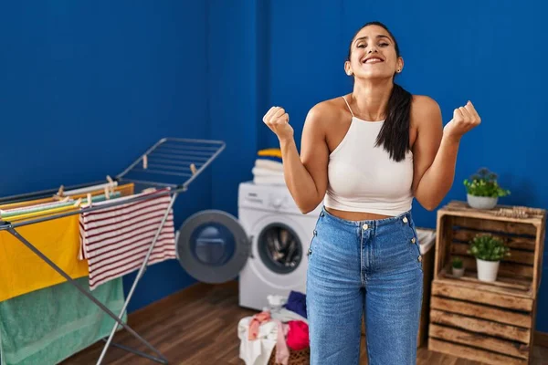 Junge Hispanische Frau Der Waschküche Schreit Stolz Und Feiert Sieg — Stockfoto