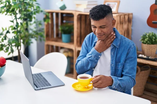 Junger Mann Mit Laptop Leidet Hause Unter Halsschmerzen — Stockfoto