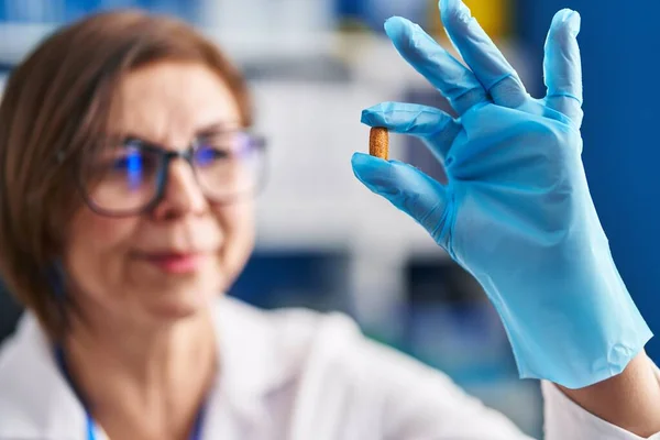 Středního Věku Žena Vědec Usmívá Sebevědomě Drží Pilulku Laboratoři — Stock fotografie