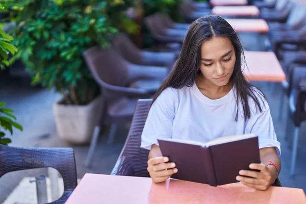 Jovem Bela Mulher Hispânica Ler Livro Sentado Mesa Terraço Cafetaria — Fotografia de Stock