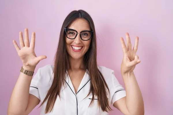 Young Brunette Woman Wearing Glasses Standing Pink Background Showing Pointing — Fotografia de Stock